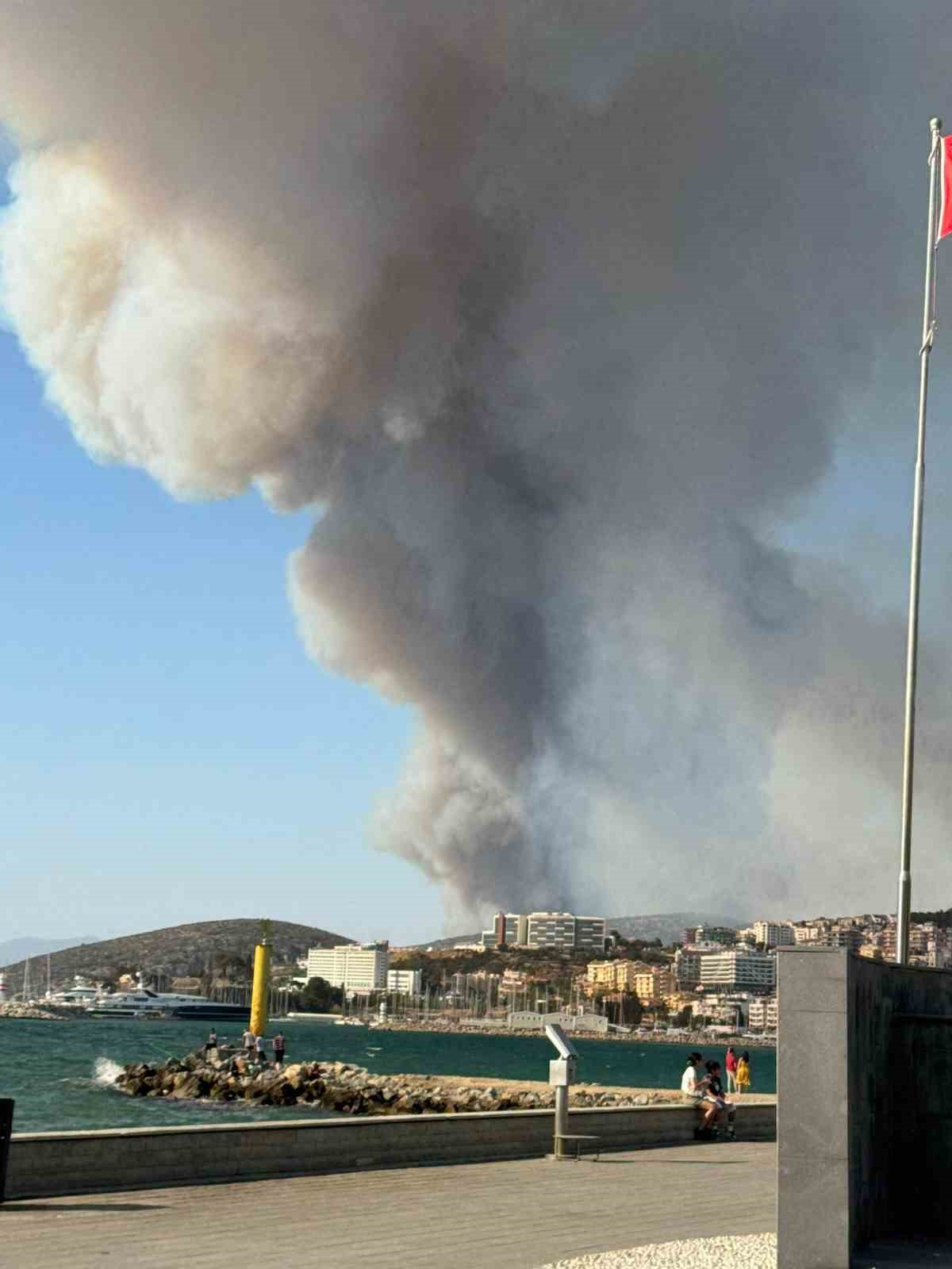 İzmir’deki orman yangını Kuşadası’nı duman bulutuna boğdu
