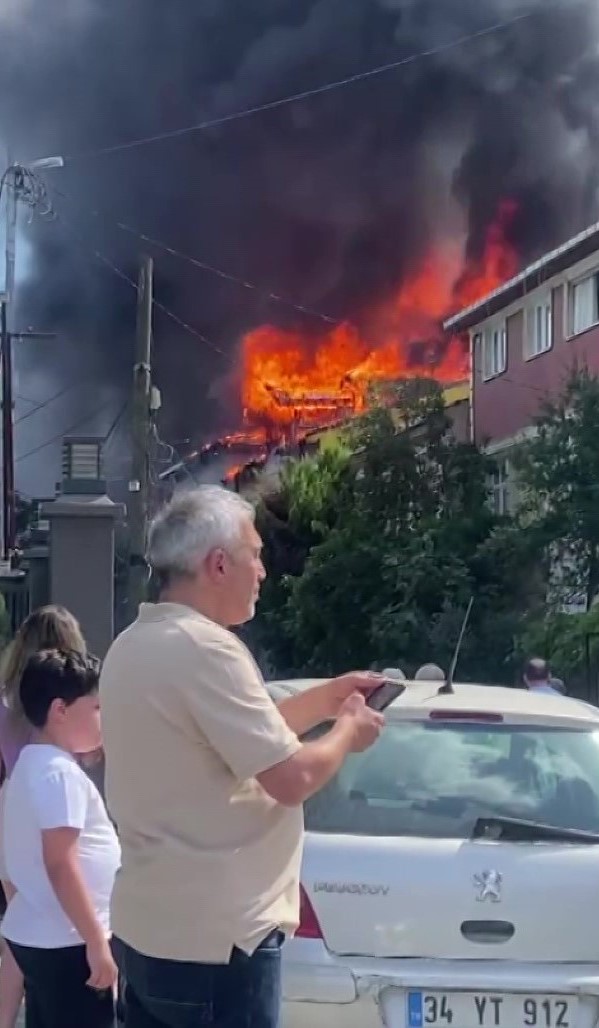 Tuzla’da çatıların alev alev yandığı anlar kamerada
