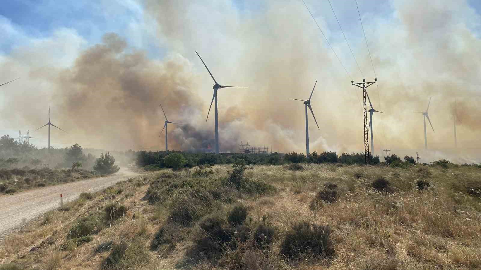 Çanakkale’de tarım arazisinde çıkan yangına müdahale sürüyor
