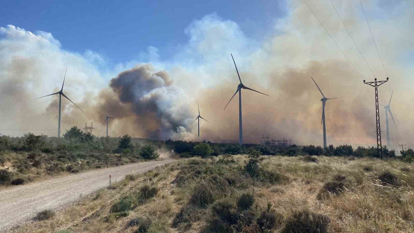 Çanakkale’de tarım arazisinde çıkan yangına müdahale sürüyor
