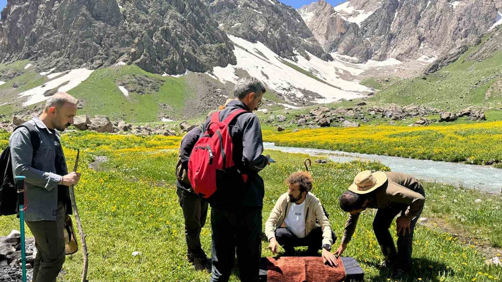 20 bin yıllık buzullarda çevre kirliliğine dikkat çekmek için santur çaldı
