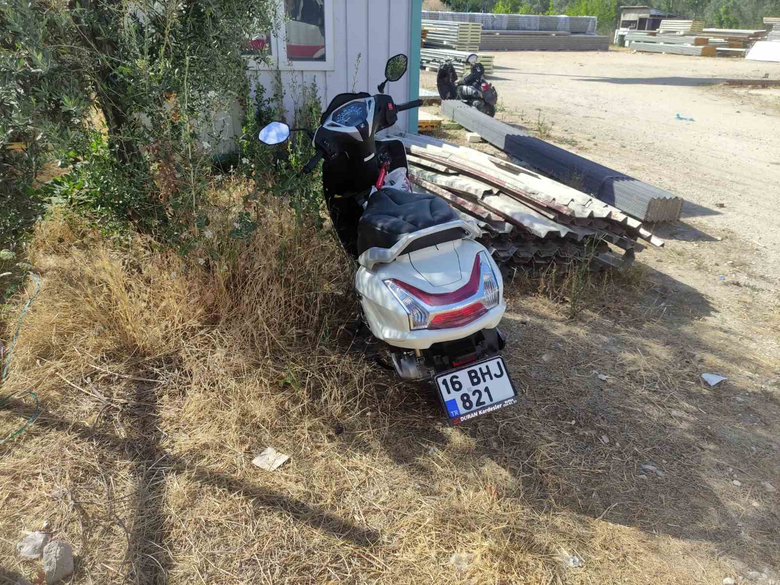 Motosiklet dönüş yapan otomobile çarptı
