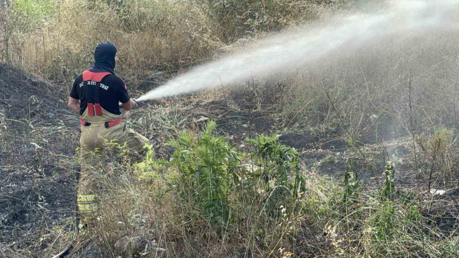 Evlere sıçramasın diye alevlere hortumlarla müdahale ettiler
