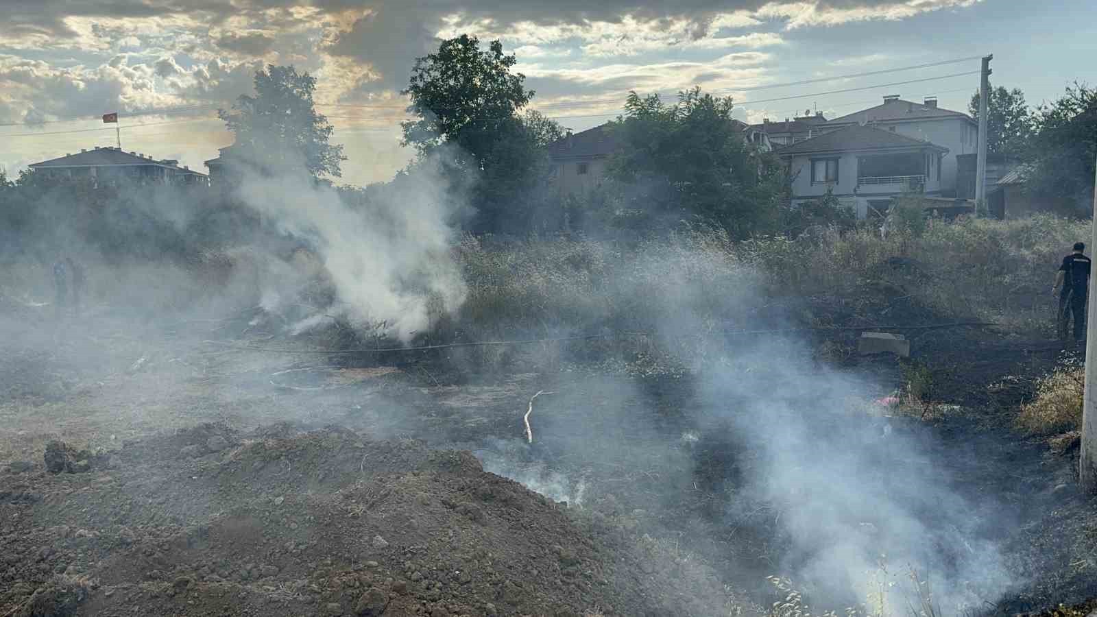 Evlere sıçramasın diye alevlere hortumlarla müdahale ettiler
