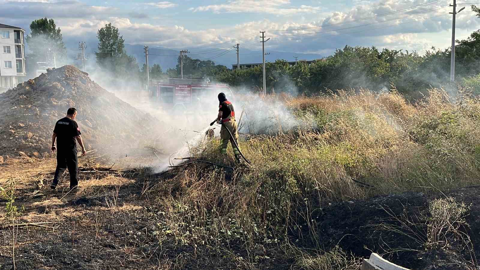 Evlere sıçramasın diye alevlere hortumlarla müdahale ettiler
