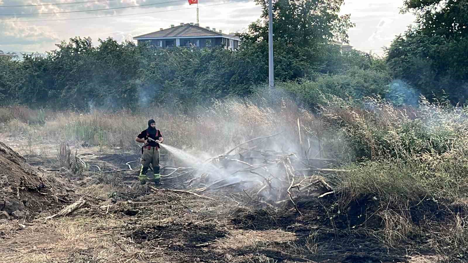 Evlere sıçramasın diye alevlere hortumlarla müdahale ettiler
