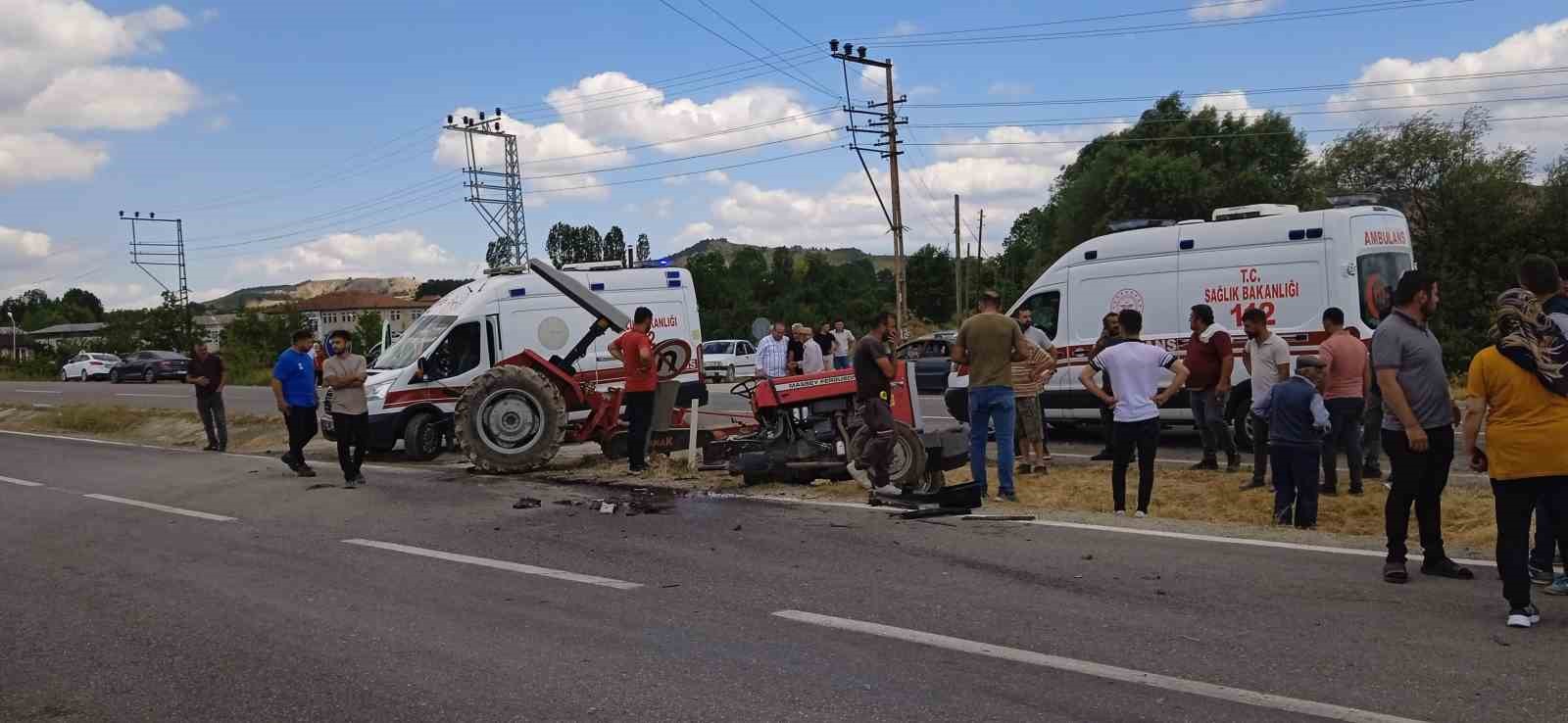 Otomobil ile çarpışan traktör ikiye bölündü: 2 yaralı
