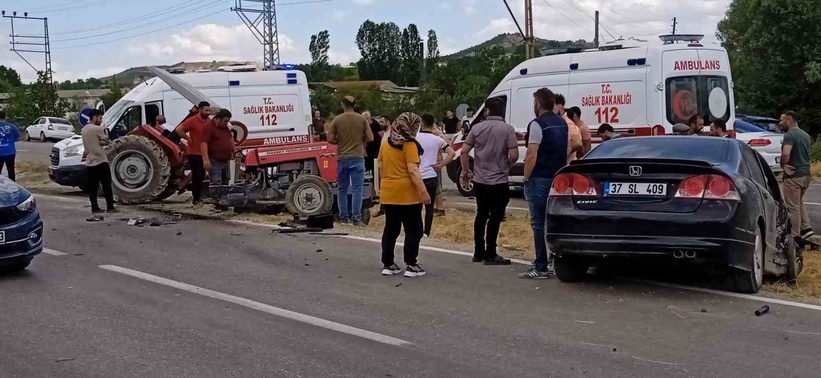 Otomobil ile çarpışan traktör ikiye bölündü: 2 yaralı
