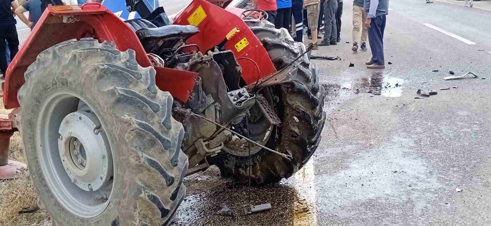 Otomobil ile çarpışan traktör ikiye bölündü: 2 yaralı
