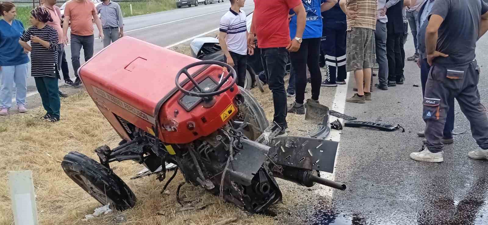 Otomobil ile çarpışan traktör ikiye bölündü: 2 yaralı
