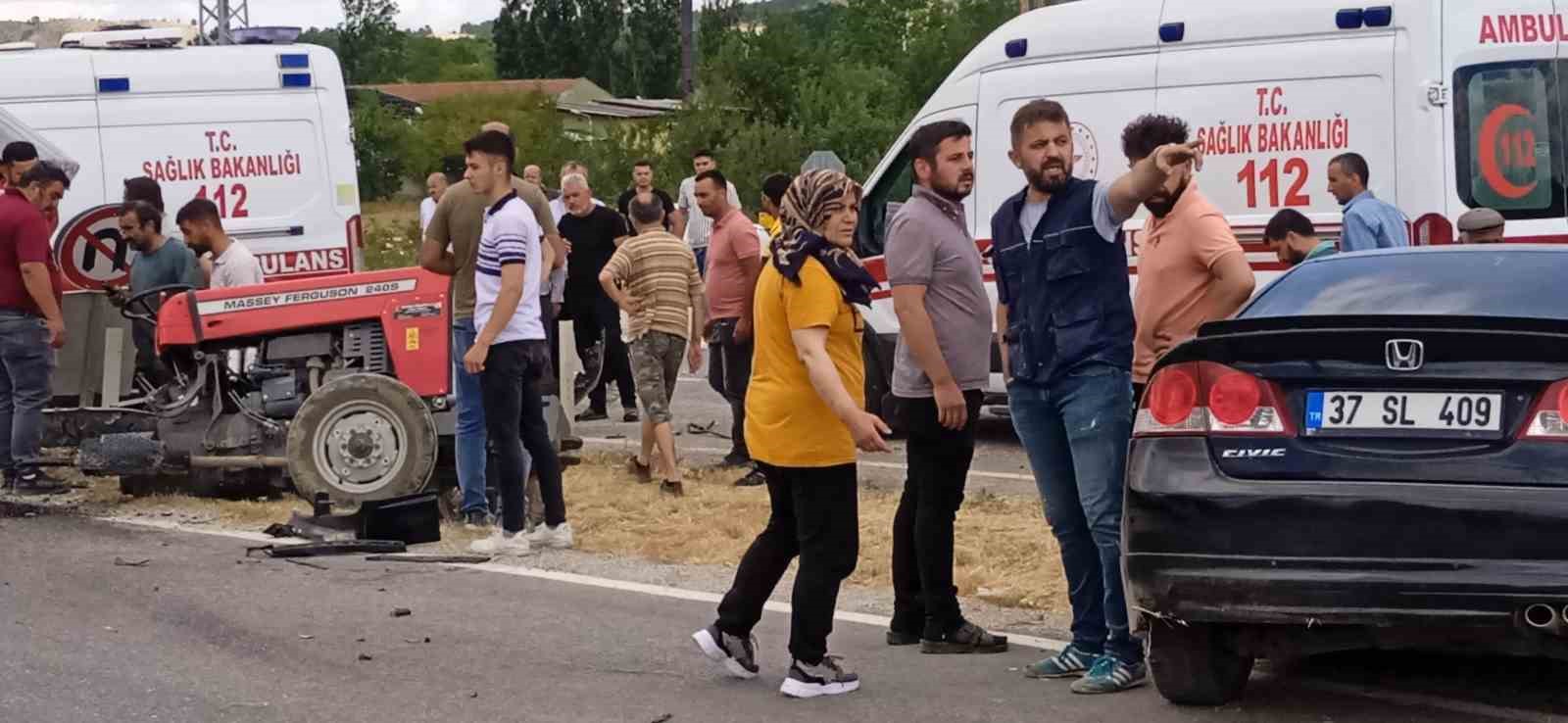 Otomobil ile çarpışan traktör ikiye bölündü: 2 yaralı
