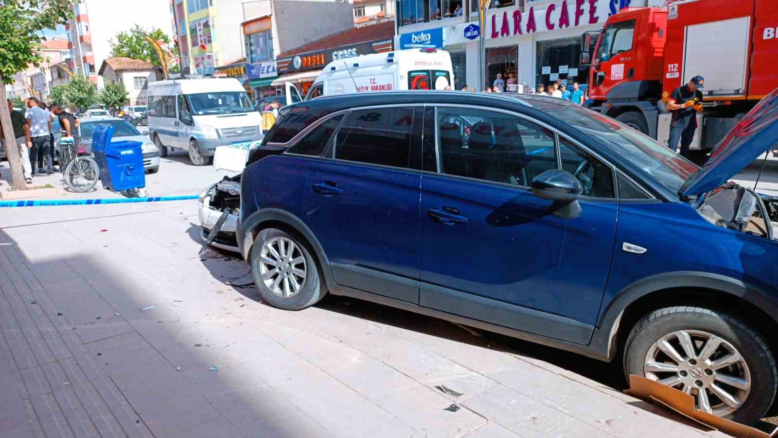 Çorum’da kontrolden çıkan cip polis otosuna çarptı: 2’si polis 3 yaralı
