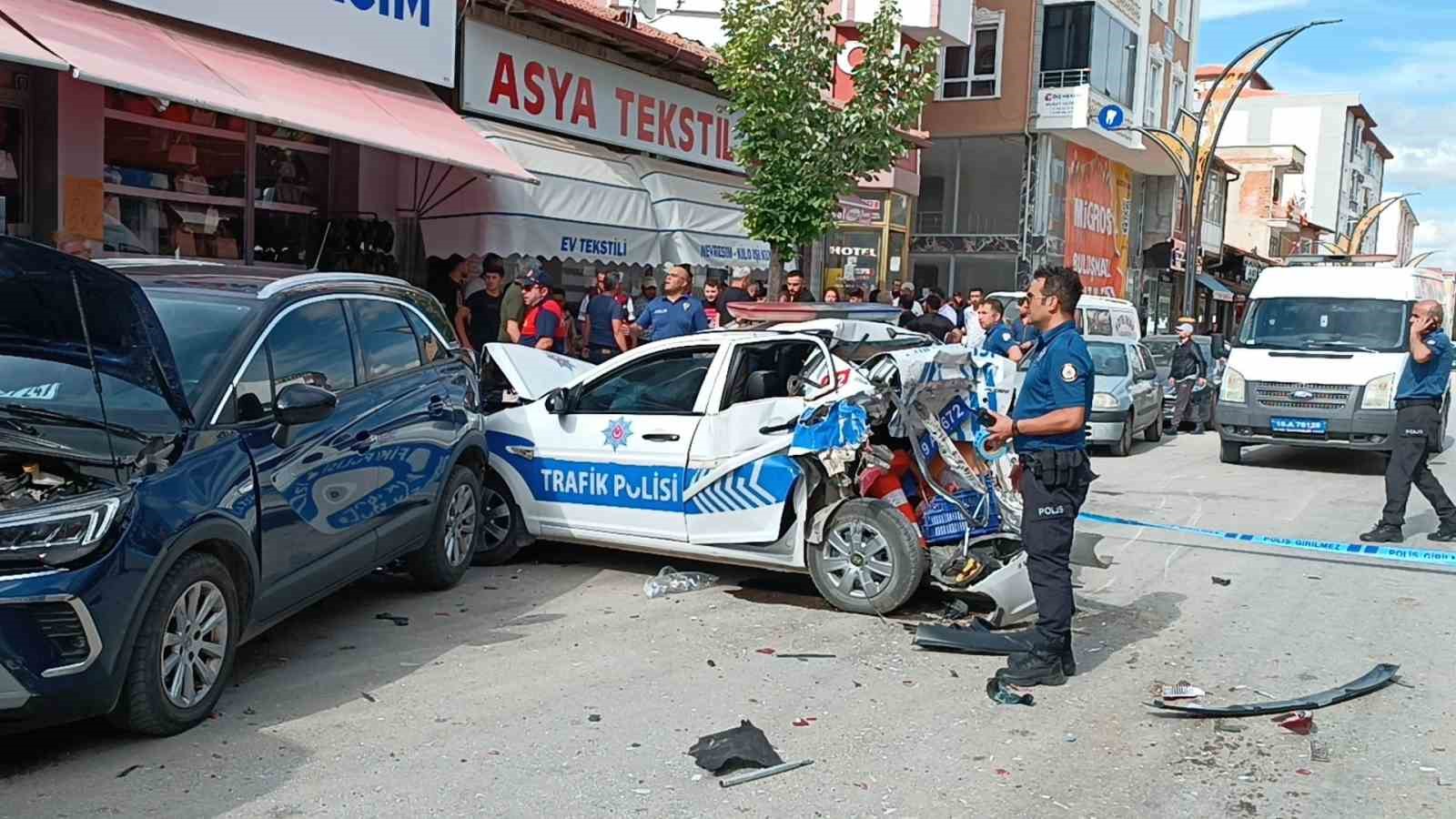 Çorum’da kontrolden çıkan cip polis otosuna çarptı: 2’si polis 3 yaralı
