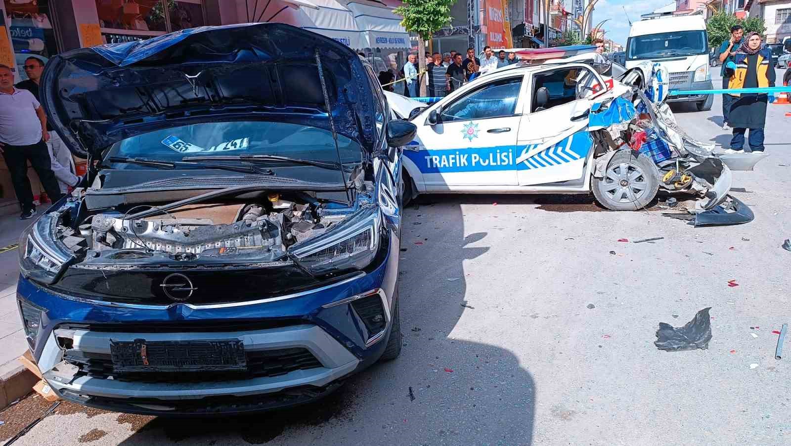 Çorum’da kontrolden çıkan cip polis otosuna çarptı: 2’si polis 3 yaralı
