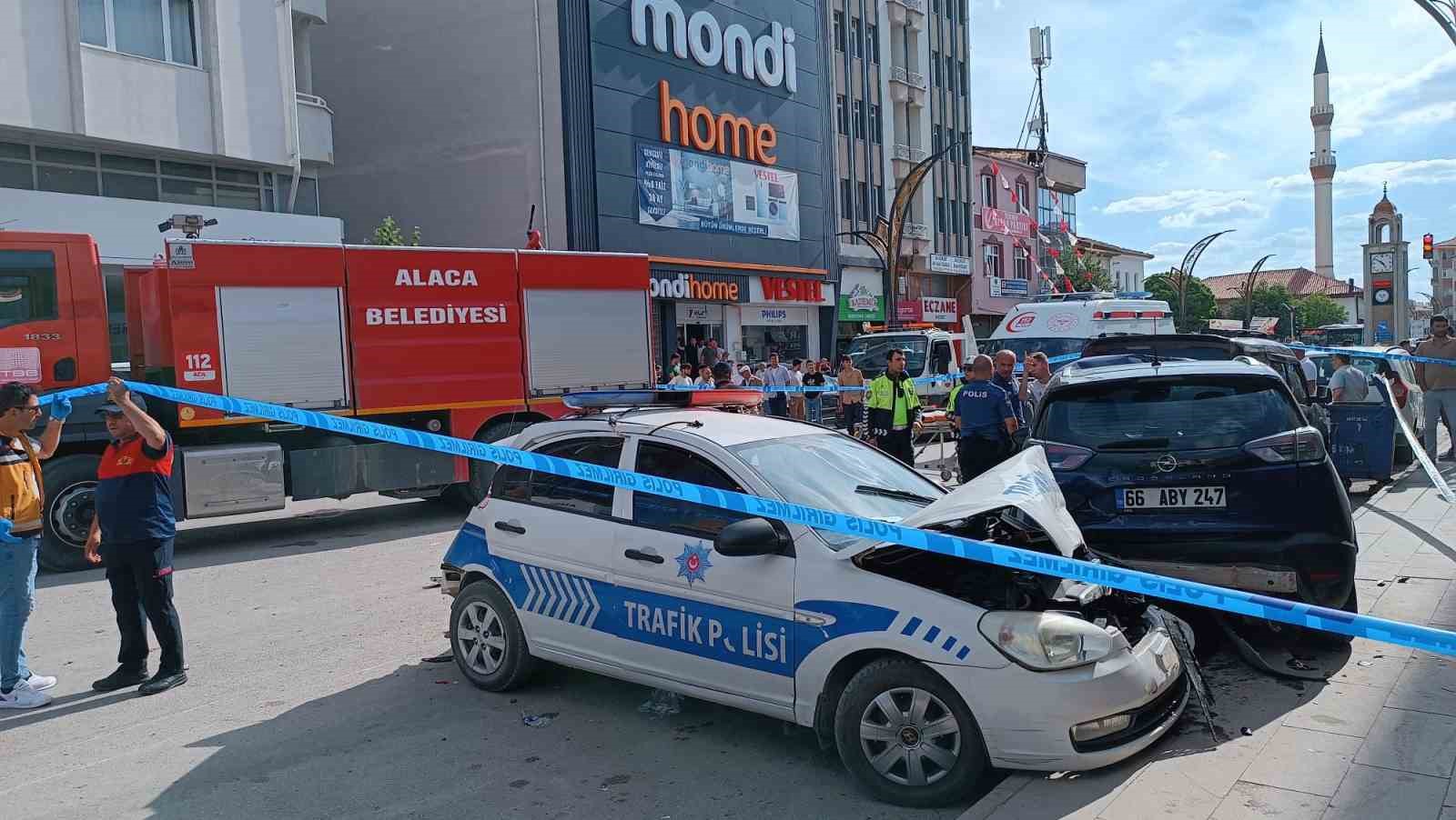 Çorum’da kontrolden çıkan cip polis otosuna çarptı: 2’si polis 3 yaralı
