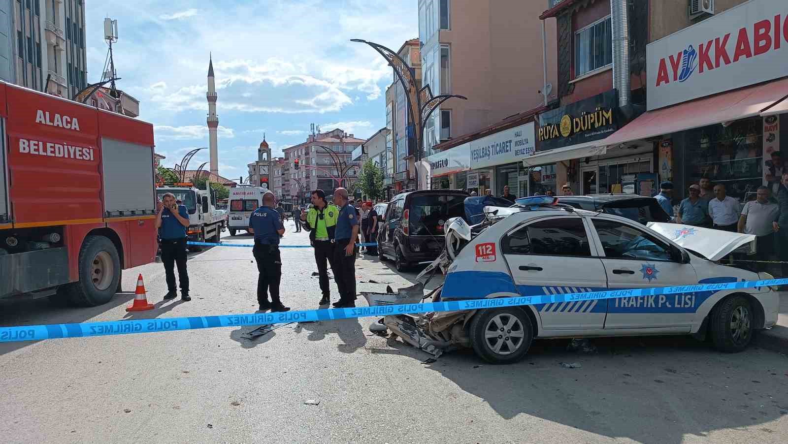 Çorum’da kontrolden çıkan cip polis otosuna çarptı: 2’si polis 3 yaralı
