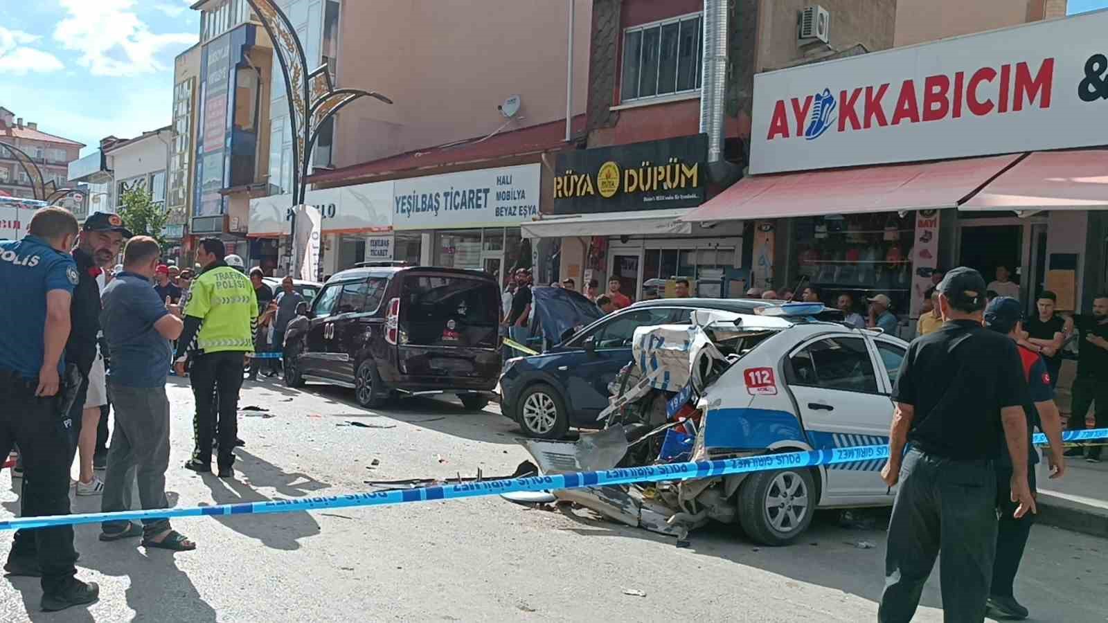 Çorum’da kontrolden çıkan cip polis otosuna çarptı: 2’si polis 3 yaralı
