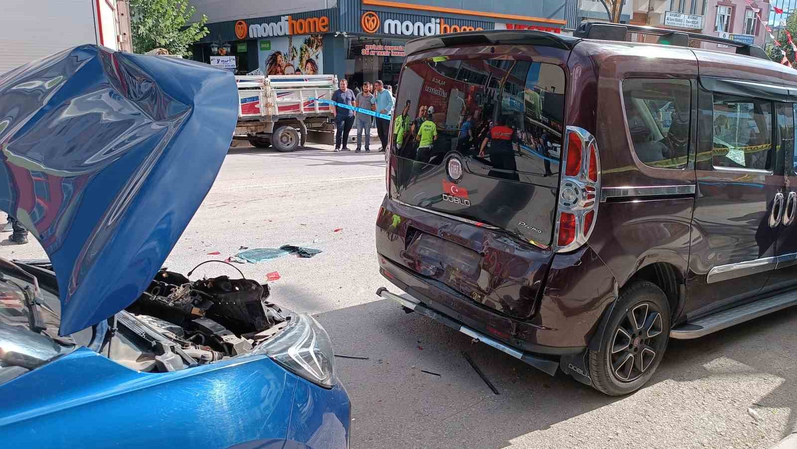 Çorum’da kontrolden çıkan cip polis otosuna çarptı: 2’si polis 3 yaralı
