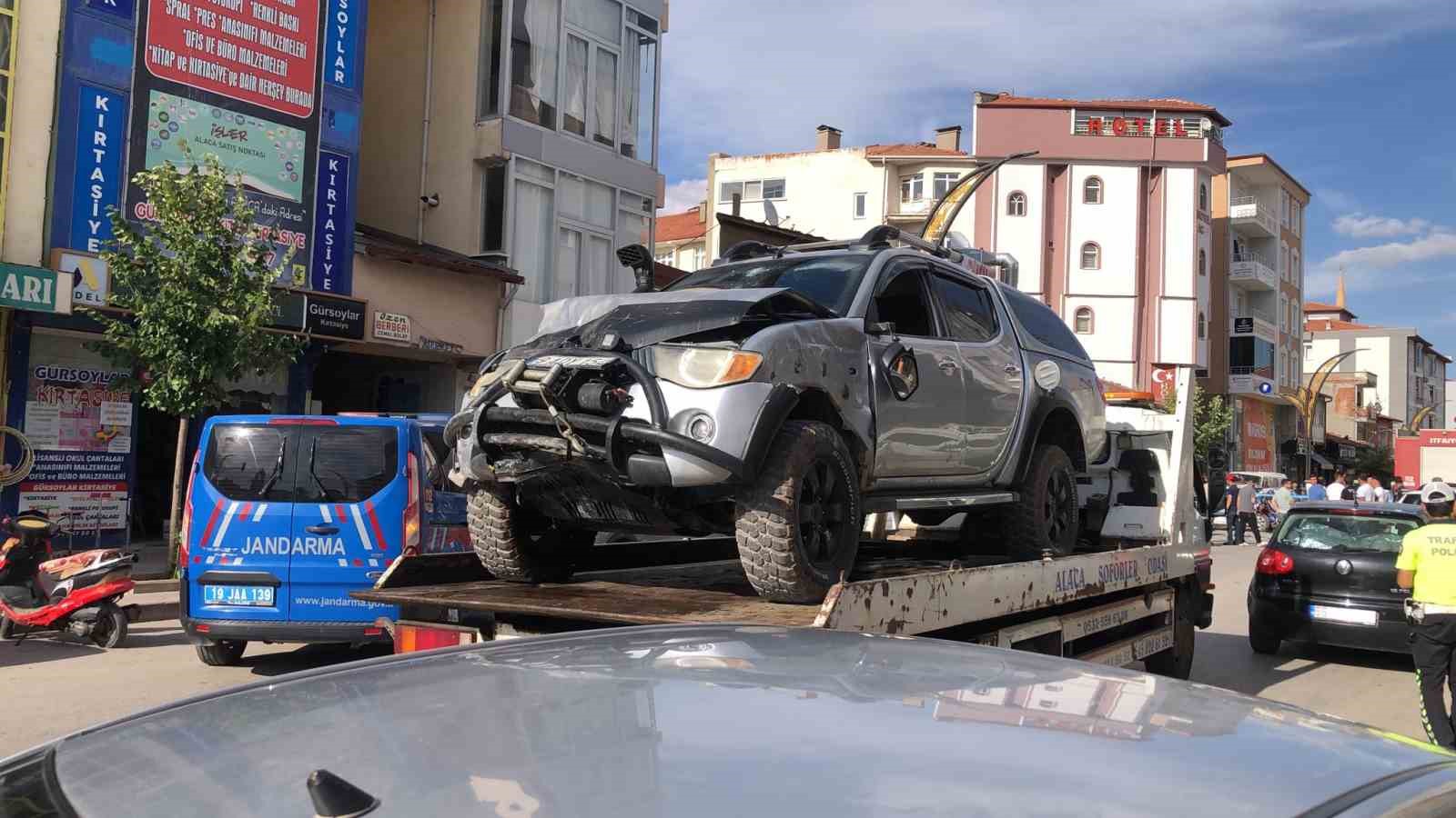 Çorum’da kontrolden çıkan cip polis otosuna çarptı: 2’si polis 3 yaralı
