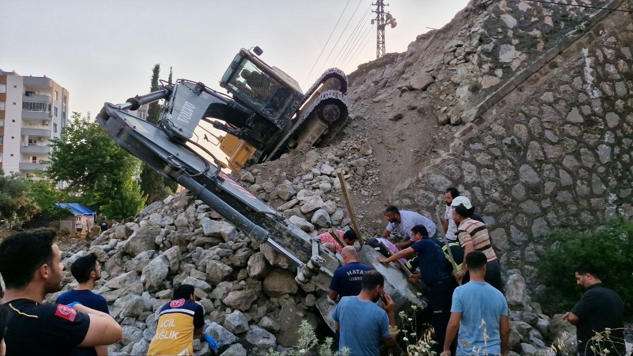 İnşaat alanında toprak kayması: Operatörü kurtarmak için çalışma başaltıldı
