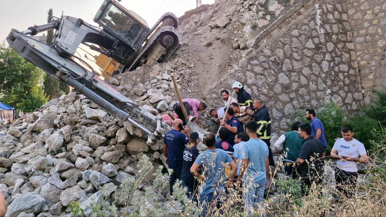 İnşaat alanında toprak kayması: Operatörü kurtarmak için çalışma başaltıldı
