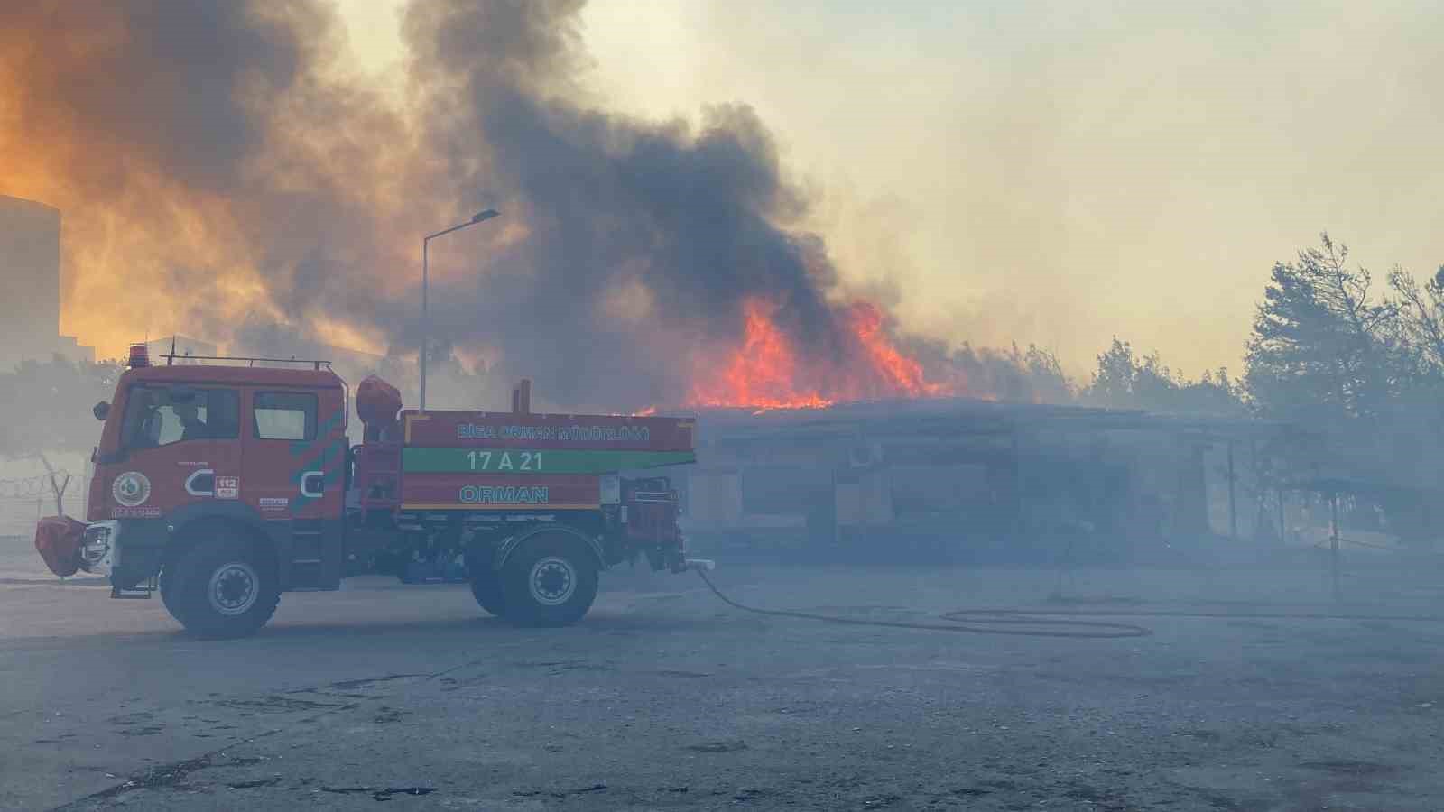 Çanakkale’deki yangında alevler çimento fabrikası liman tesislerine ulaştı
