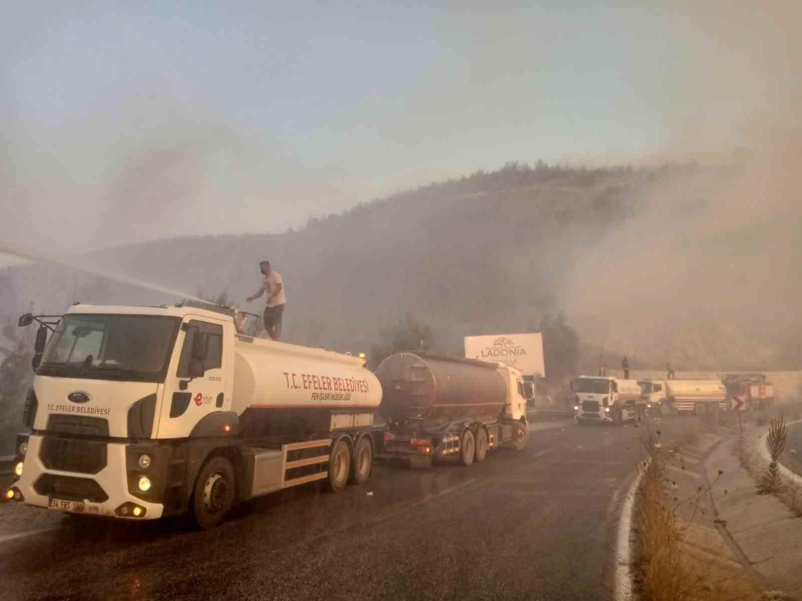 Efeler’den yangın söndürme çalışmalarına destek
