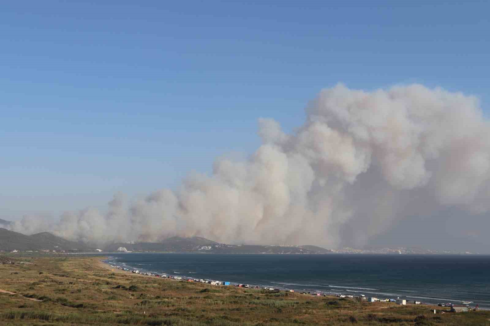 İzmir Selçuk’ta orman yangını: 4 uçak, 8 helikopter ve 44 arazözle müdahale ediliyor
