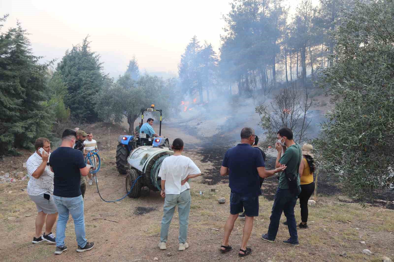 İzmir Selçuk’ta orman yangını: 4 uçak, 8 helikopter ve 44 arazözle müdahale ediliyor
