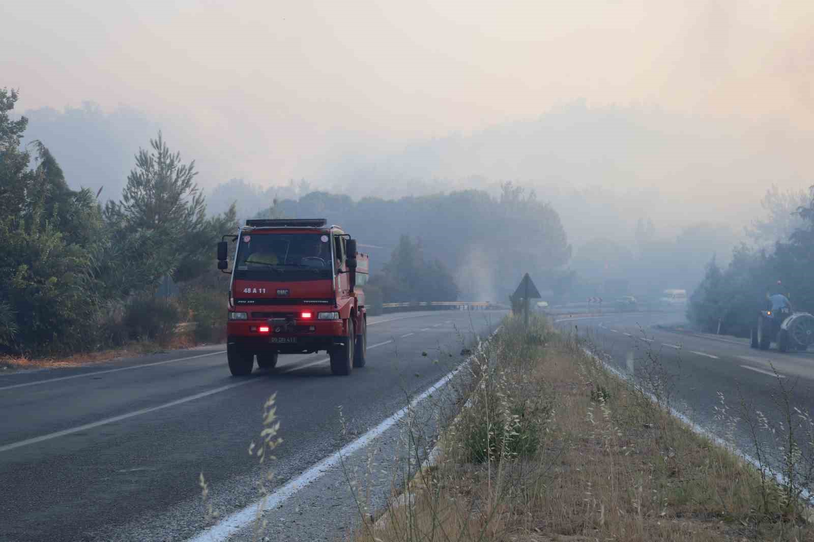 İzmir Selçuk’ta orman yangını: 4 uçak, 8 helikopter ve 44 arazözle müdahale ediliyor
