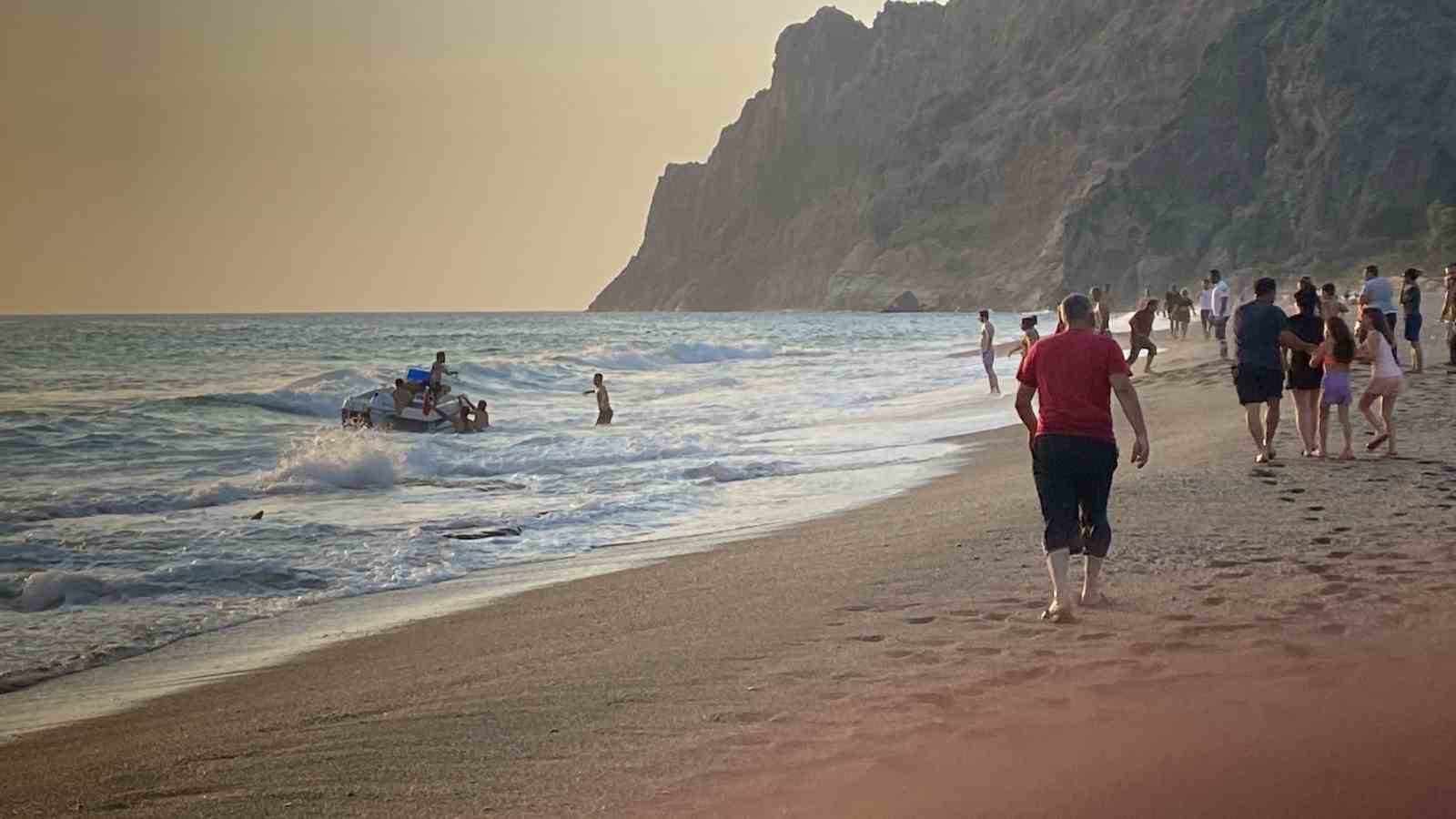 Antalya’da dalgalara kapılan şahıs hayatını kaybetti
