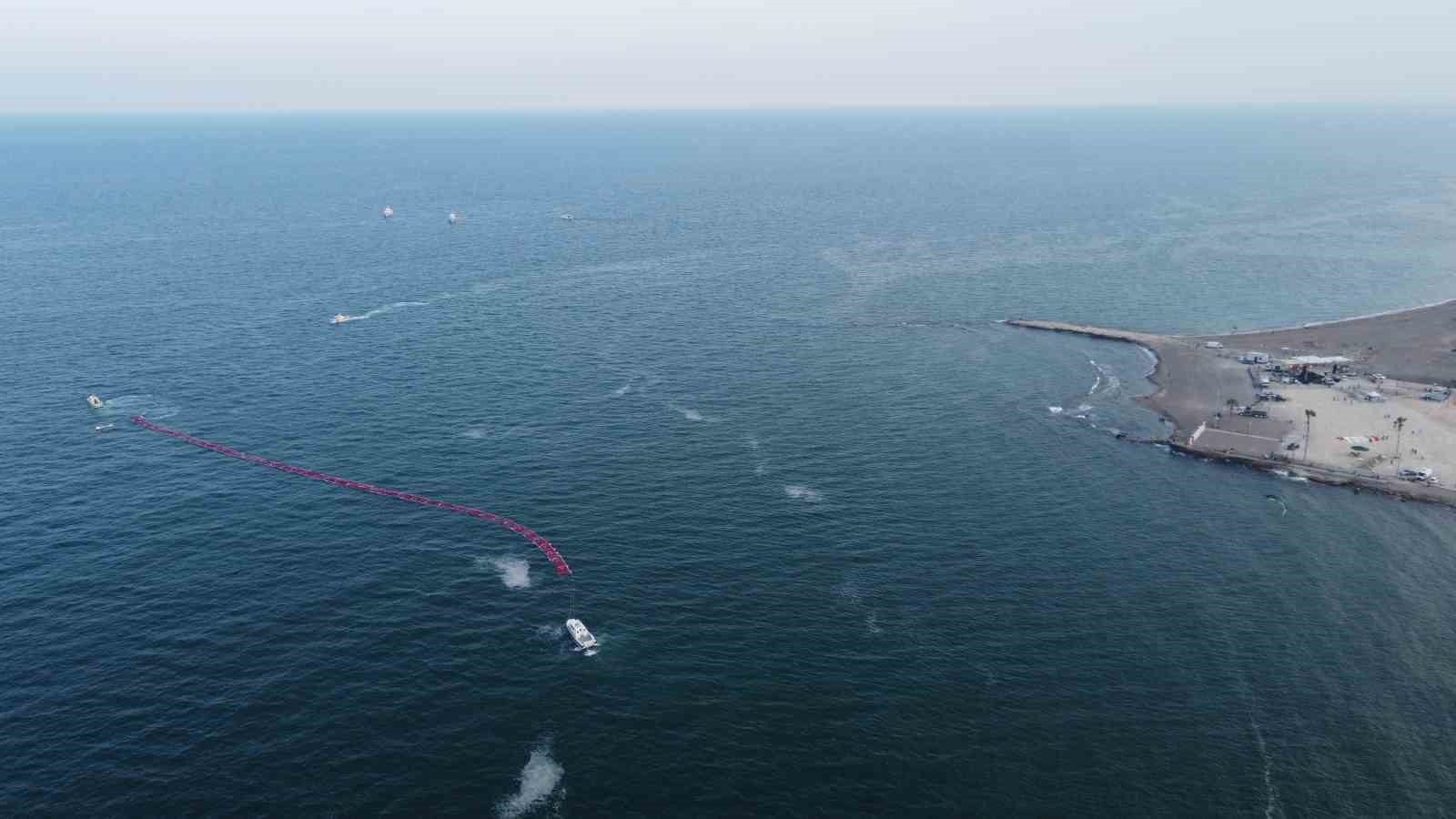 Deniz yüzeyinde 1 kilometre uzunluğunda Türk bayrağı açıldı
