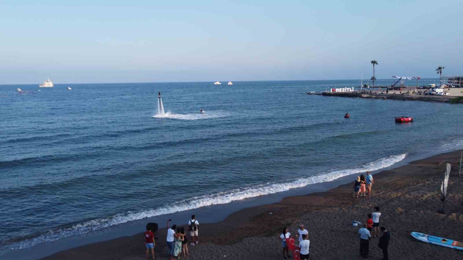 Deniz yüzeyinde 1 kilometre uzunluğunda Türk bayrağı açıldı
