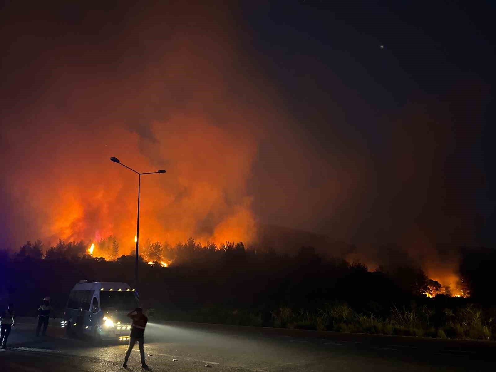 İzmir Selçuk’taki yangın havadan görüntülendi
