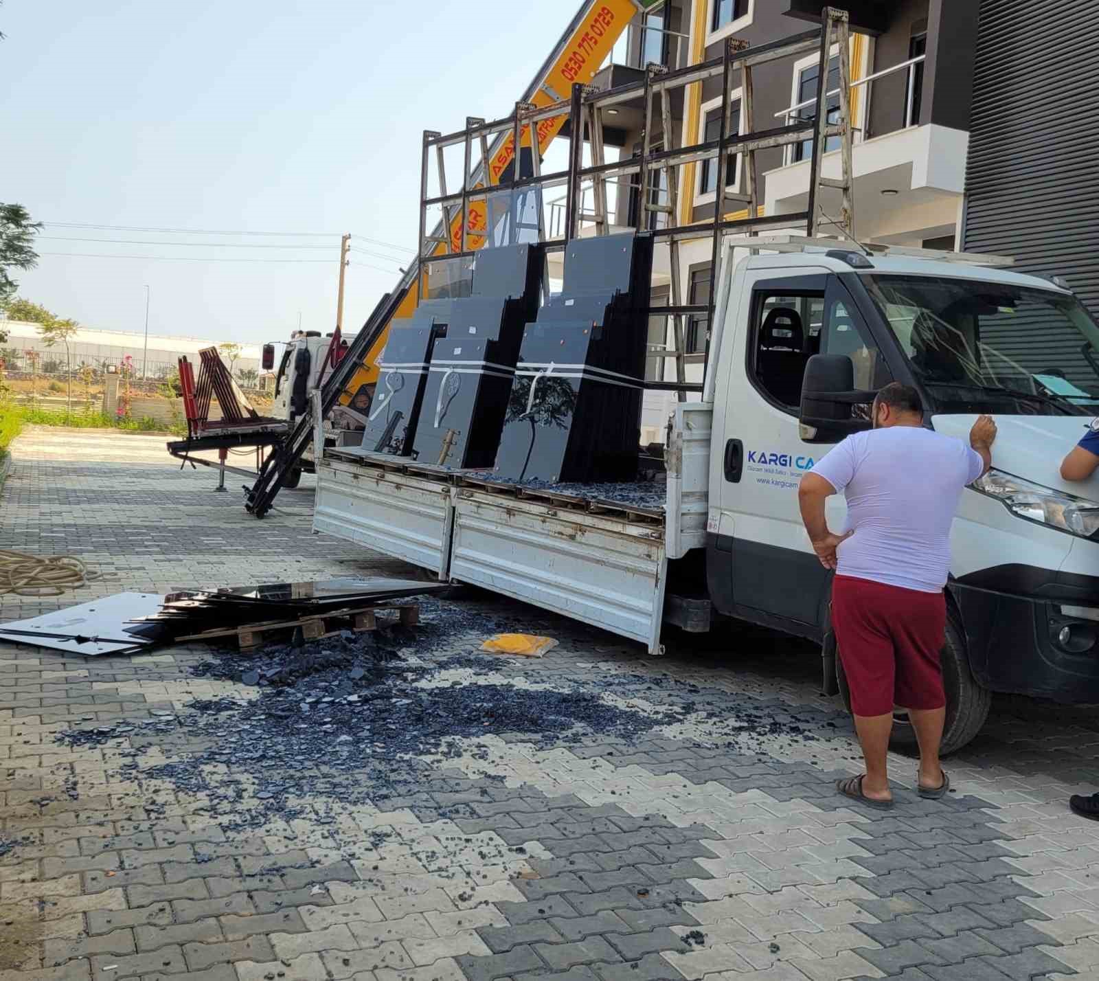 Üzerine cam düşen adam Yaralandı
