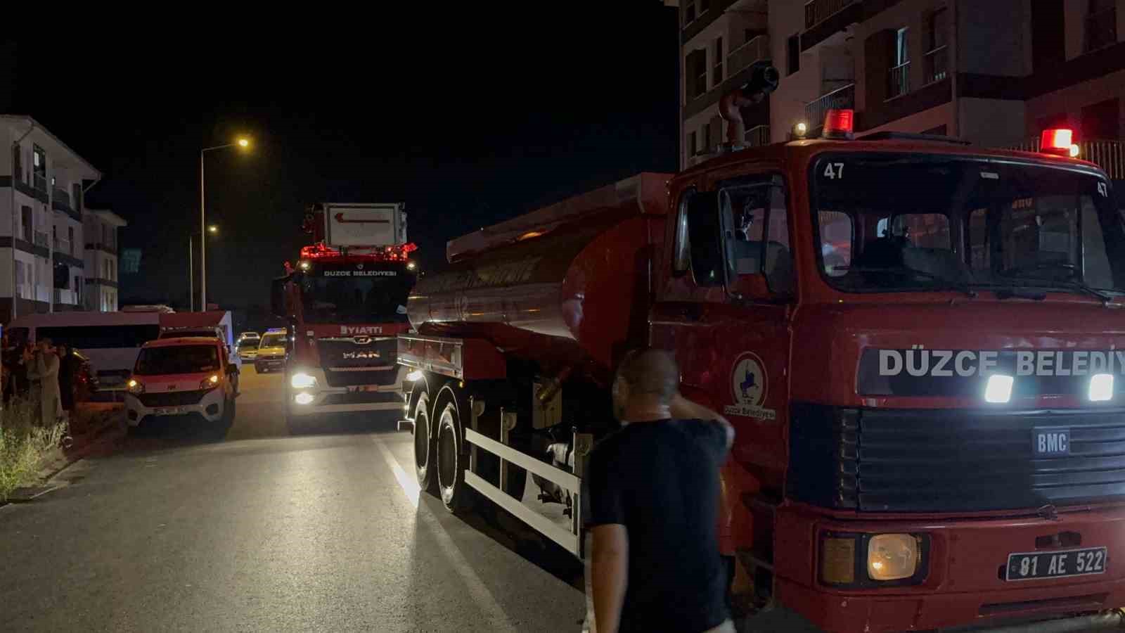 Düzce’de bir binada yangın çıktı, 7 kişi merdivenle tahliye edildi
