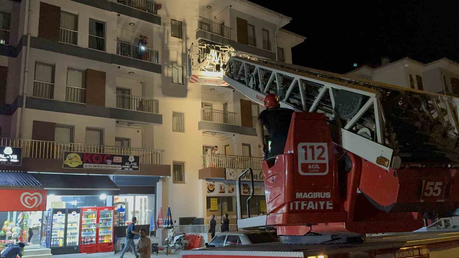 Düzce’de bir binada yangın çıktı, 7 kişi merdivenle tahliye edildi
