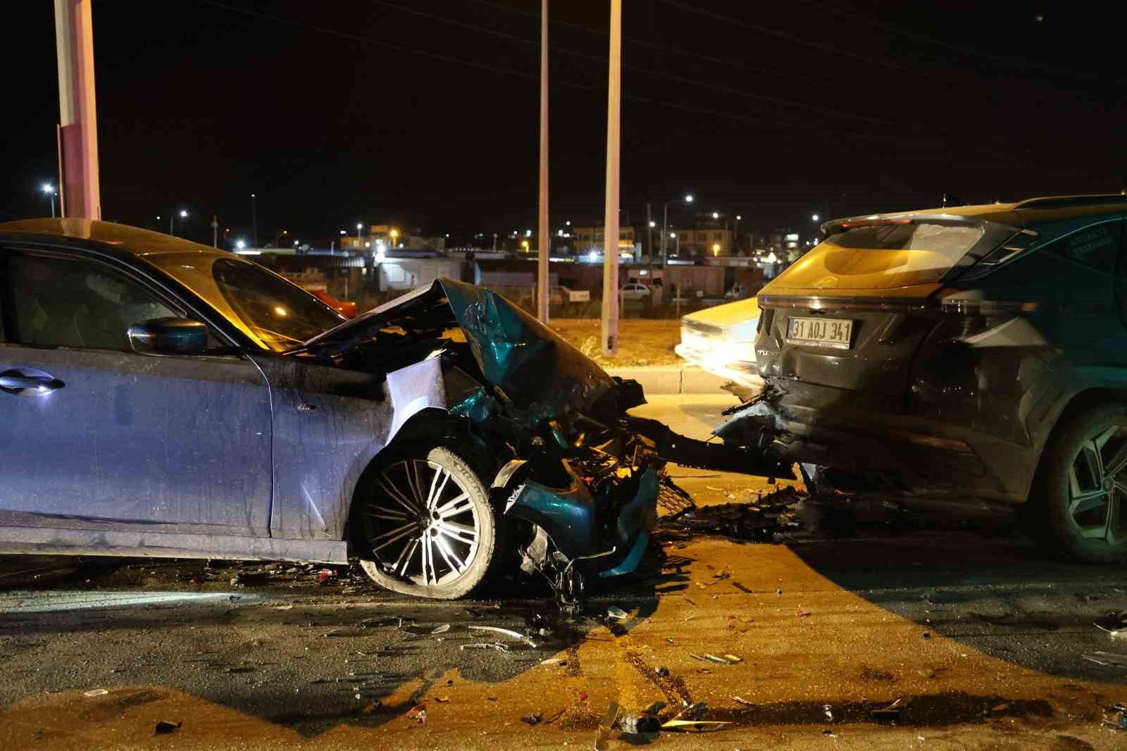 Antakya’da 2 otomobilin çarpıştığı kazada 1 kişi yaralandı
