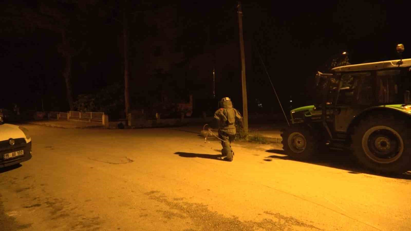 Burdur’da yol kenarına bırakılan şüpheli çanta ekipler tarafından fünye ile patlatıldı
