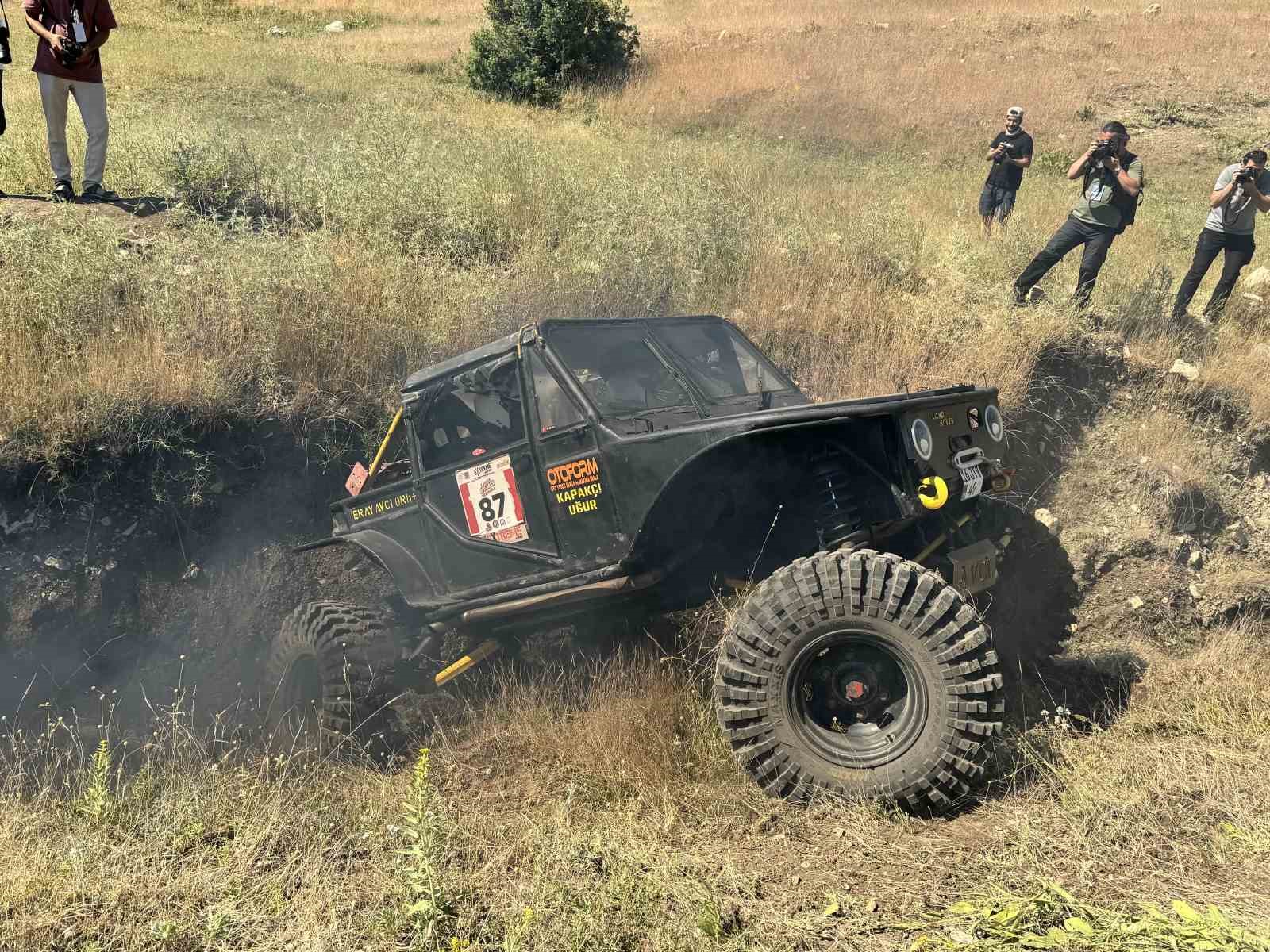 Çukurca’da off-road gösterisi büyük ilgi gördü
