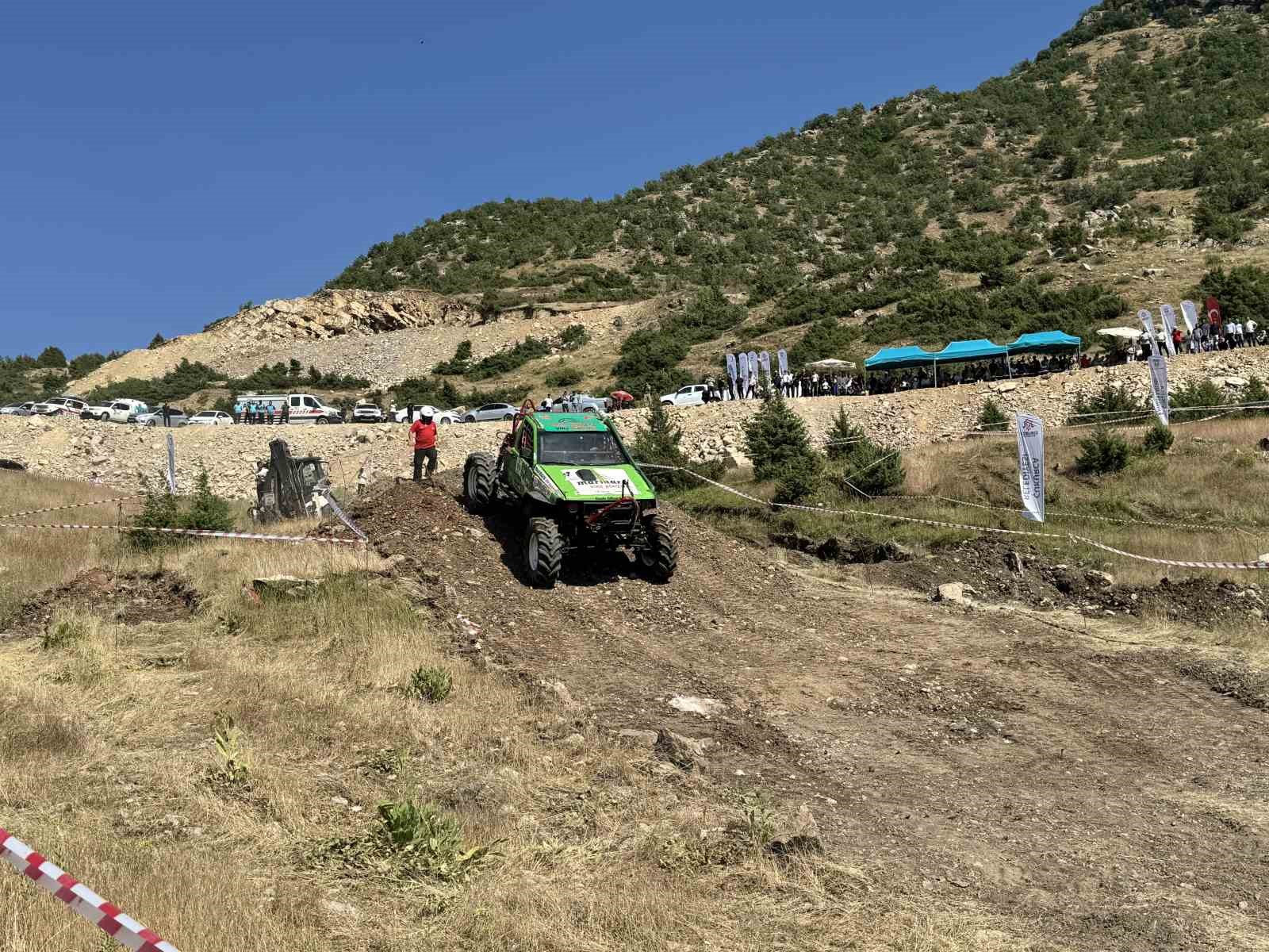 Çukurca’da off-road gösterisi büyük ilgi gördü
