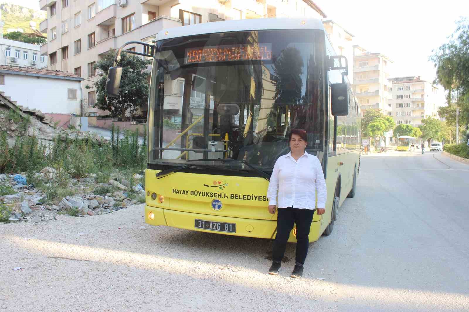 Hayali olan koltuğa kavuşan enkaz kentin tek kadın otobüs şoförü, 8 yıldır mesleğini severek yapıyor
