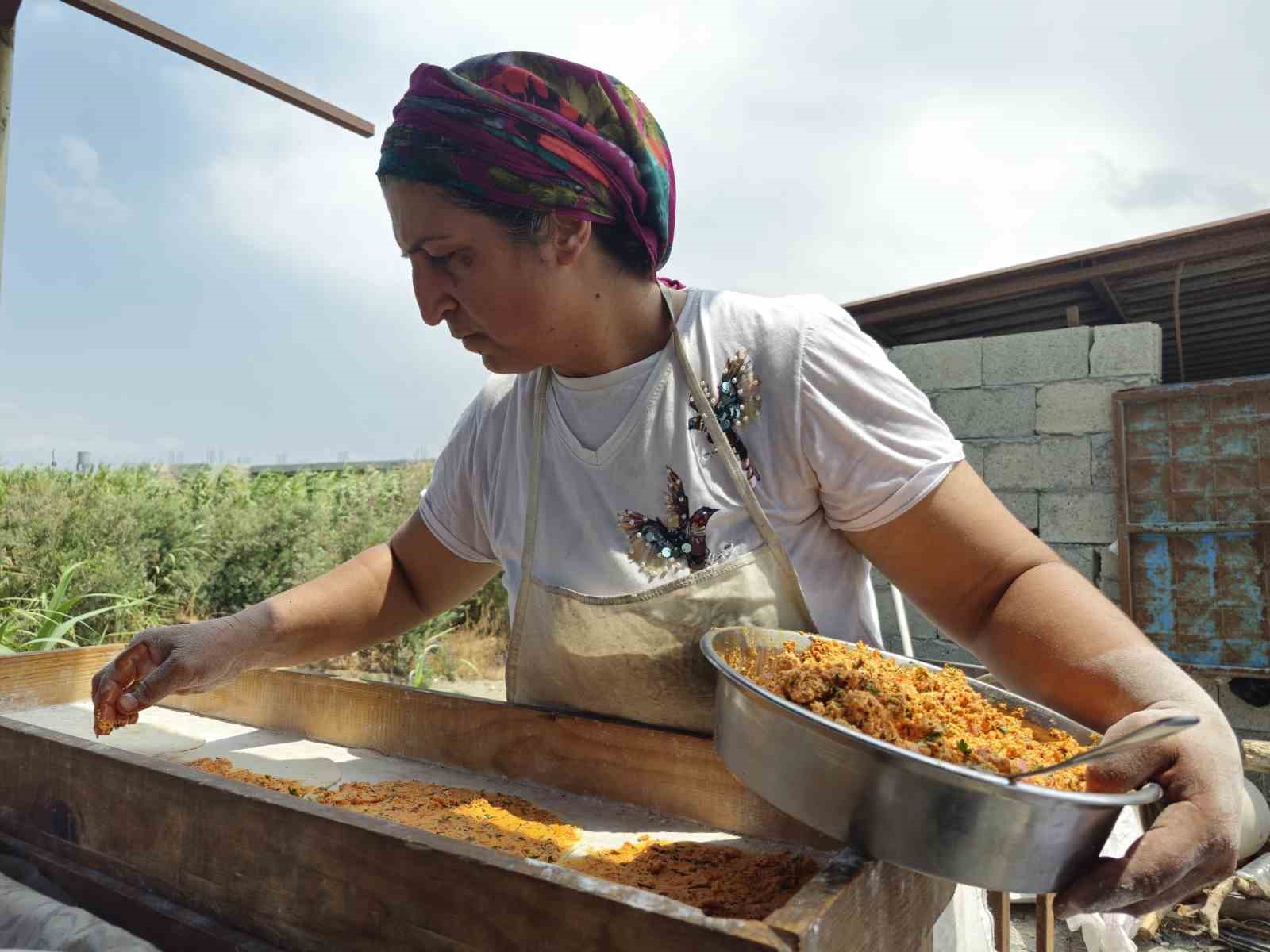 Vefakar çift, kavurucu sıcakta evlatlarını okutabilmek için tandır başında ter döküyor
