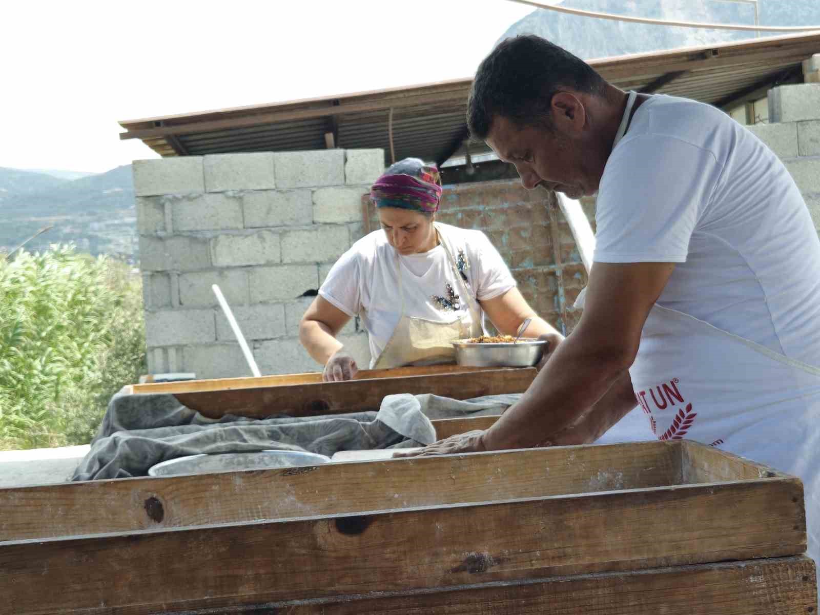 Vefakar çift, kavurucu sıcakta evlatlarını okutabilmek için tandır başında ter döküyor
