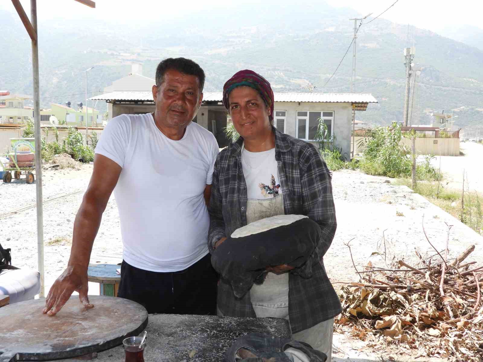 Vefakar çift, kavurucu sıcakta evlatlarını okutabilmek için tandır başında ter döküyor
