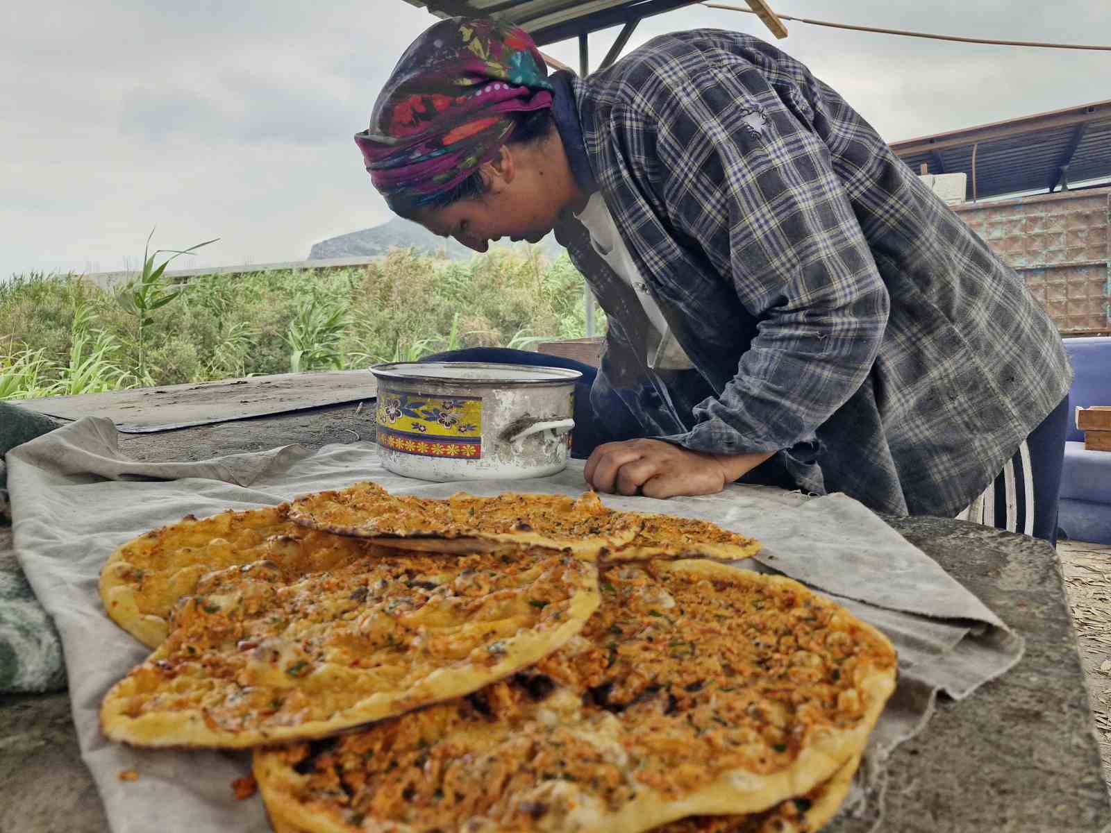 Vefakar çift, kavurucu sıcakta evlatlarını okutabilmek için tandır başında ter döküyor
