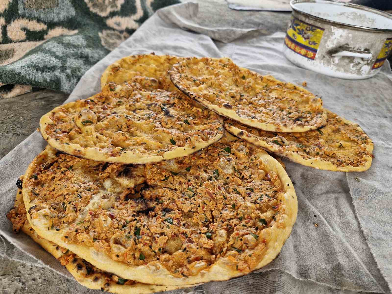 Vefakar çift, kavurucu sıcakta evlatlarını okutabilmek için tandır başında ter döküyor
