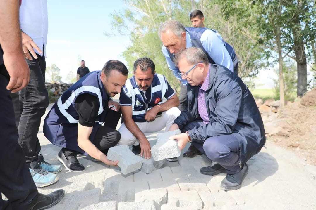 Kars’ta köy yollarına parke kilitli taş döşeniyor
