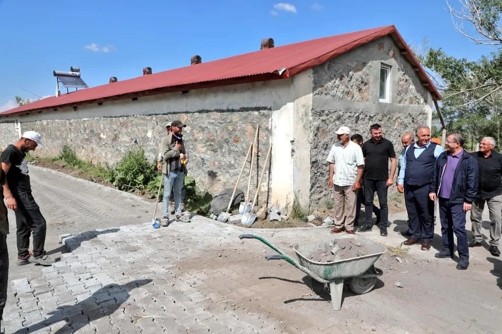 Kars’ta köy yollarına parke kilitli taş döşeniyor
