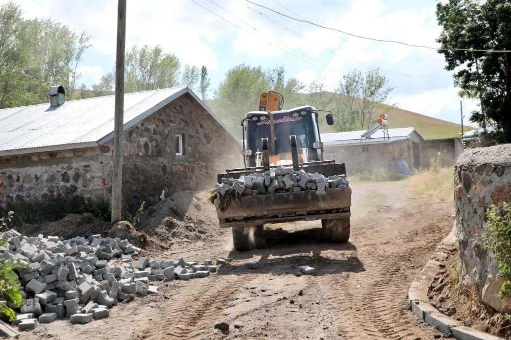 Kars’ta köy yollarına parke kilitli taş döşeniyor
